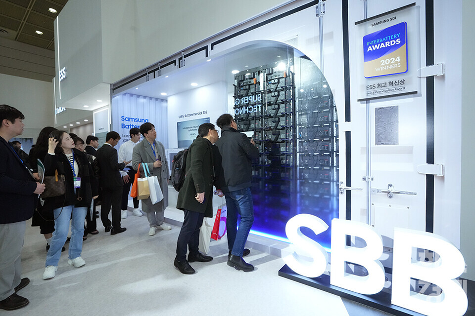 인터배터리 2024 참관객들이 삼성SDI 부스에 전시돼 있는 SBB(Samsung Battery Box)를 살펴보고 있다. / 최대성 기자  dpdaesung@sporbiz.co.kr 2024.03.06.