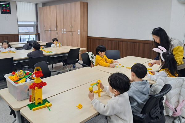용인특례시 기흥구 동백2동 주민자치센터의 창의과학 강좌에 어린이들이 참여하고 있다./ 용인특례시제공 