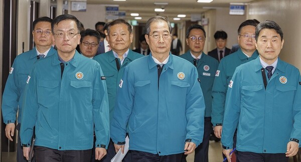 한덕수 총리가 관계 장관들과 회견장으로 이동하는 모습. /연합뉴스