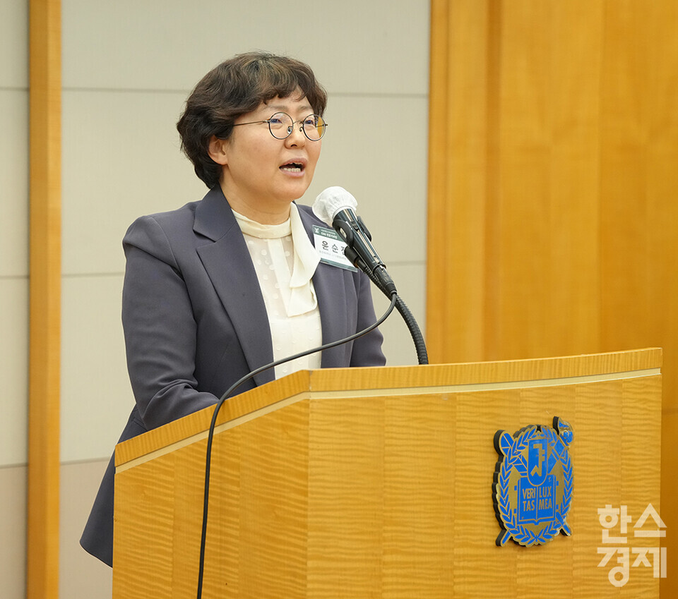 윤순진 환경대학원장이 22일 오후 서울 관악구 서울대학교 호암교수회관에서 열린 제3기 ESG 전문가과정 출범식에서 "14주간의 강의를 통해 ESG 생태계 미래 리더가 되길 바란다"며 개식사를 하고 있다. /최대성 기자 dpdaesung@sporbiz.co.kr 2024.03.22.