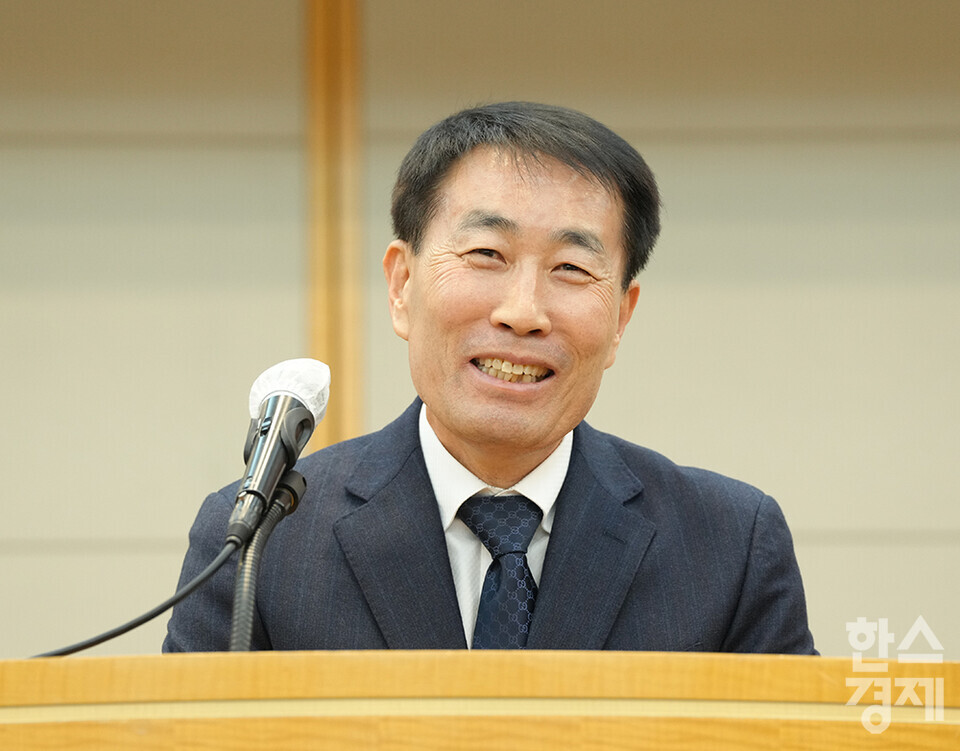 정순표 한스경제·ESG행복경제연구소 대표가 22일 오후 서울 관악구 서울대학교 호암교수회관에서 열린 제3기 ESG 전문가과정 출범식에서 환한 미소로 환영사를 하고 있다. /최대성 기자 dpdaesung@sporbiz.co.kr 2024.03.22.