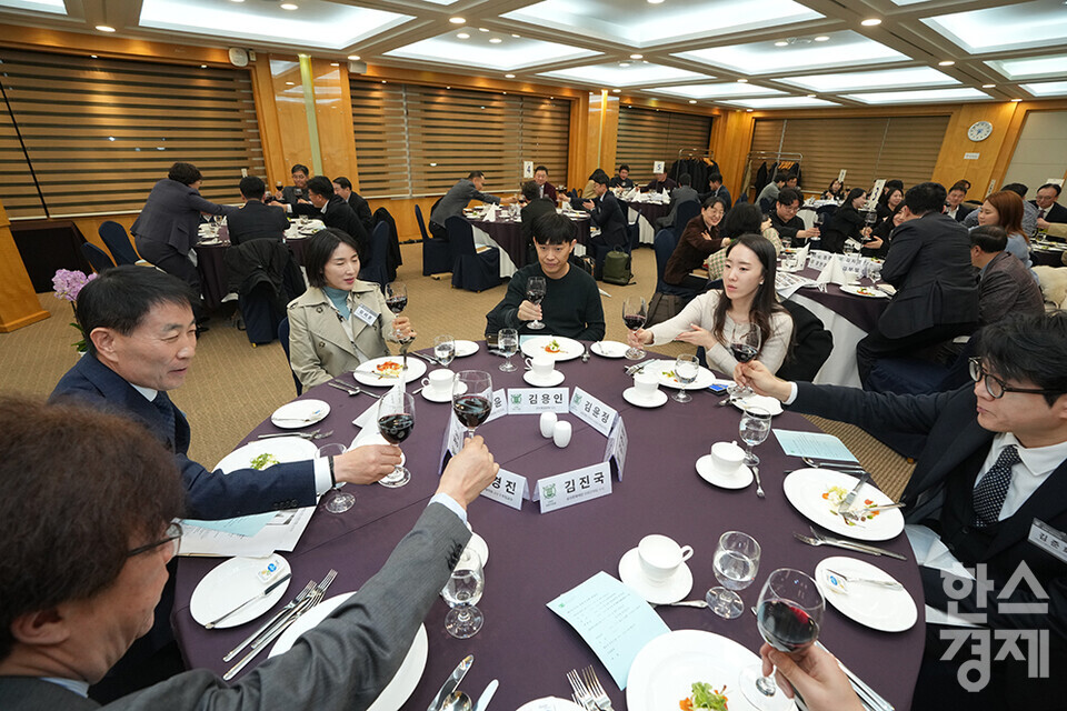 22일 오후 서울 관악구 서울대학교 호암교수회관에서 제3기 ESG 전문가 과정 출범식이 열리고 있다. 참석자들이 전문가과정의 힘찬 출발을 위한 건배를 하고 있다. /최대성 기자 dpdaesung@sporbiz.co.kr 2024.03.22.