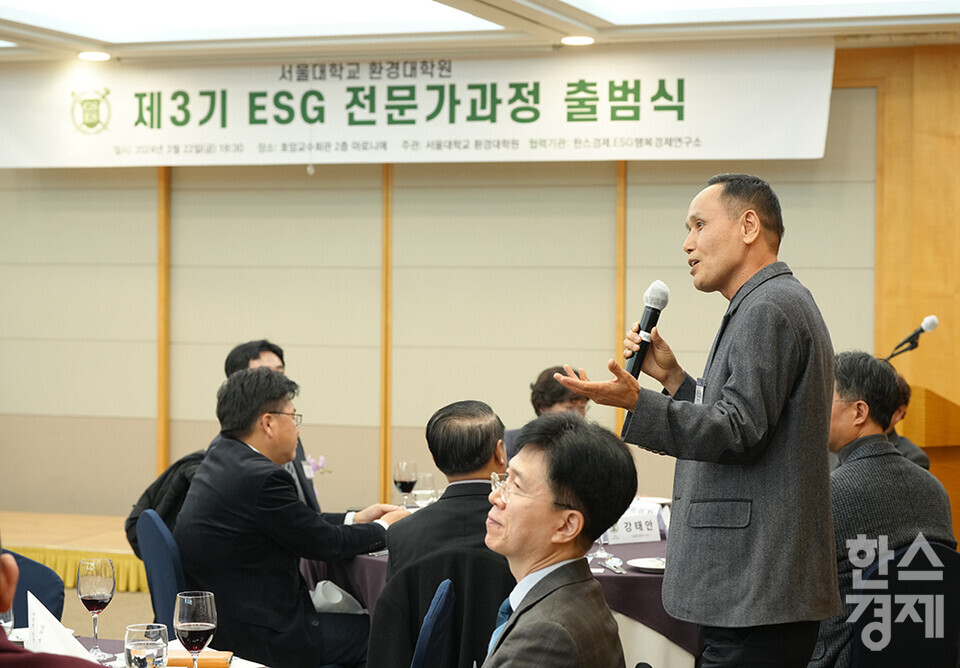 송진현 한스경제 대표발행인이 22일 오후 서울 관악구 서울대학교 호암교수회관에서 열린 제3기 ESG 전문가과정 출범식에서 건배사를 하고 있다. /최대성 기자 dpdaesung@sporbiz.co.kr 2024.03.22.