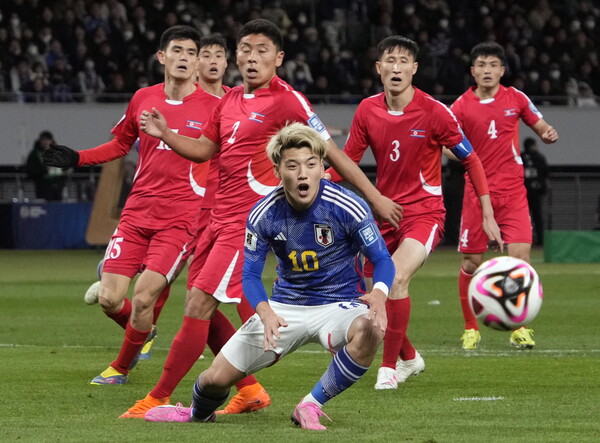2026 FIFA 북중미 월드컵 2차예선에 나선 일본과 북한 선수단. 연합뉴스
