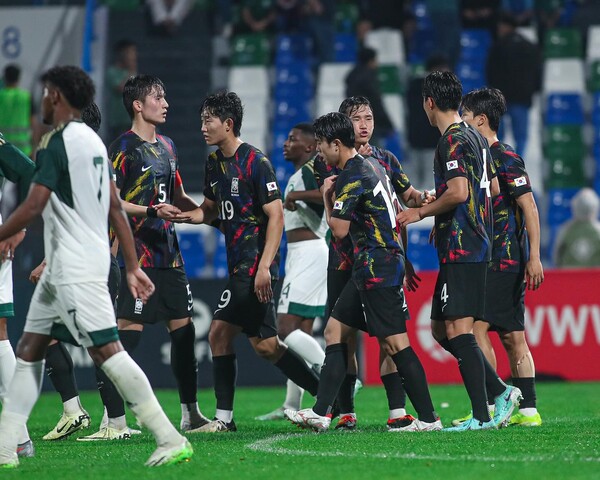 한국 U-23 축구 대표팀 선수들이 기뻐하고 있다. /WAFF 페이스북
