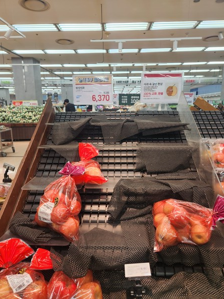 롯데마트 안산점 과일코너에서 정부 지원을 받은 사과가 판매되고 있다. / 사진=이수민 기자