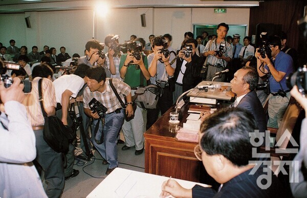 1992년 8월 27일 제2이동통신 사업권 자진 반납 기자회견 모습 / SKT