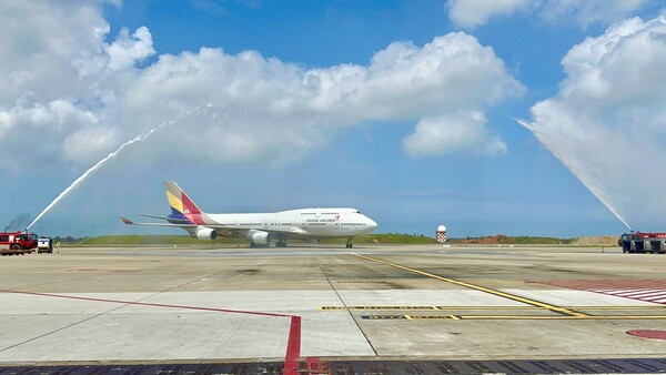 아시아나항공 B747 여객기가 25일(현지시간) 타이베이 타오위안 국제공항에 도착해 마지막 운항 기념 물대포 환영(Water Salute)을 받고 있다. / 아시아나항공 제공