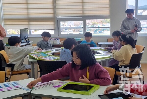 여수 무선초등학교에 개관한 교원 에듀테크 교실(7호점)에서 학생들이 체험수업을 진행하고 있다. / 교원그룹