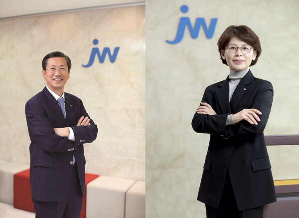 차성남 JW홀딩스 대표이사(왼쪽)와 함은경 JW생명과학 대표이사. /JW그룹 제공