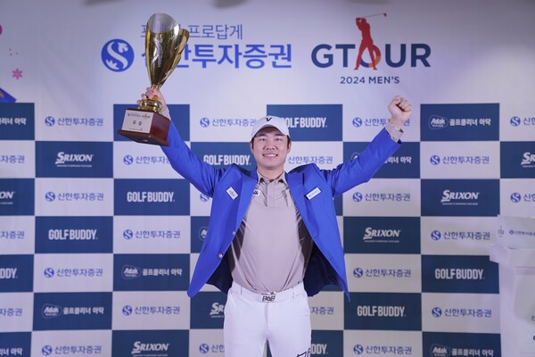 2024시즌 GTOUR 2차 대회에서 우승한 김민수 프로가 환호하고 있다. /골프존 제공