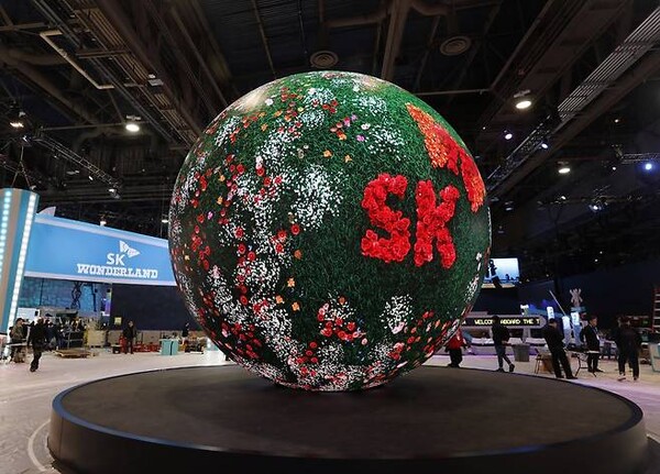 지난 1월 미국 라스베이거스에서 열린 세계 최대 IT·가전 전시회 ‘CES 2024’에서 마련한 SK 통합 전시관 / SK