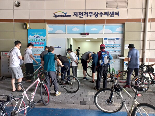 광명스피돔 자전거무상수리센터에 방문한 시민들이 자전거 수리를 위해 접수를 진행하고 있다. /국민체육진흥공단 제공
