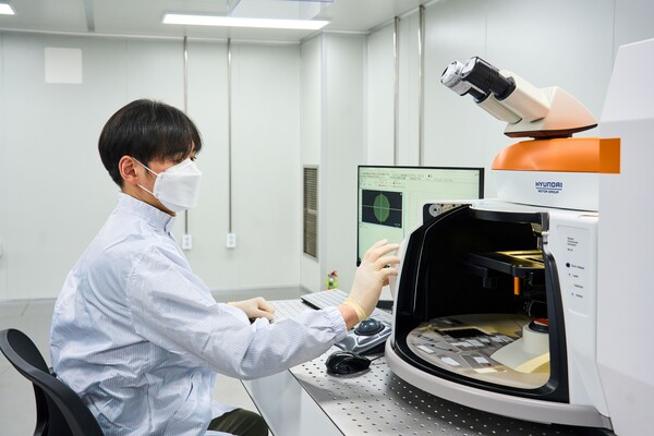 배터리 분석실 - 드라이룸 메인 분석실에서 연구원이 라만광분석기로 성분 분석을 하는 모습. /현대차그룹 제공