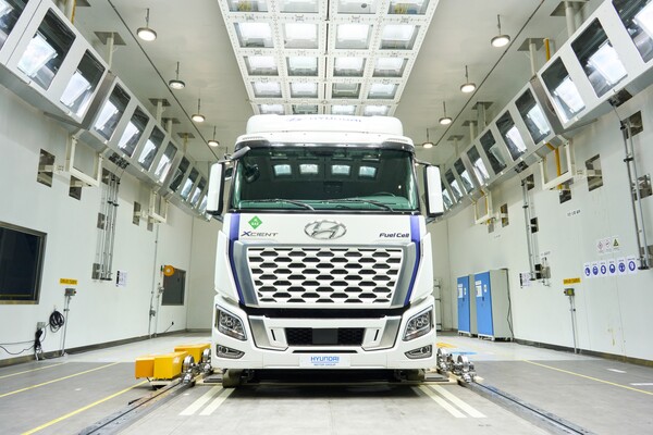 상용환경풍동실 - 엑시언트 수소전기 트럭이 태양광 장비를 활용한 고온 평가를 진행하는 모습. /현대차그룹 제공
