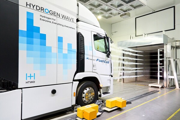 상용환경풍동실 - 유동 가시화 시험이 진행되는 모습. /현대차그룹 제공