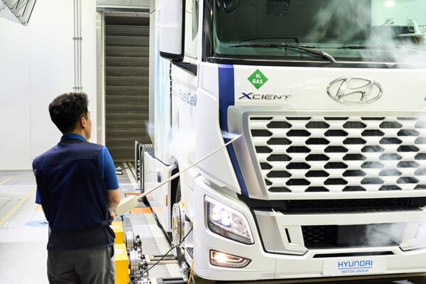 상용환경풍동실 - 연구원이 유동 가시화 시연을 진행하는 모습. /현대차그룹 제공