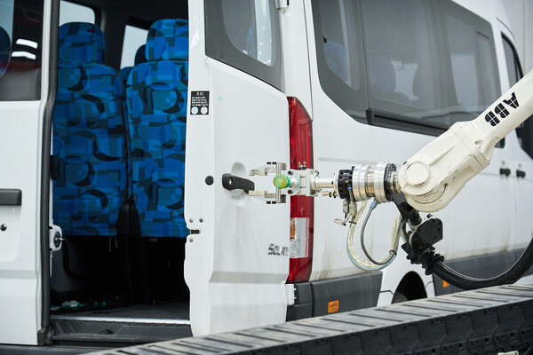 상용시스템시험동 - 로봇을 활용해 쏠라티의 개폐내구 시험이 진행되는 모습. /현대차그룹 제공