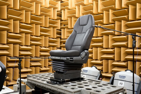 상용시스템시험동 - 무향실에서 차량 시트의 이음·소음 시험이 진행되는 모습. /현대차그룹
