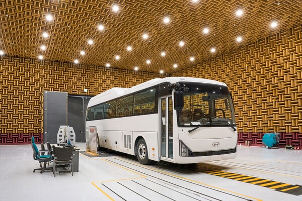 상용시스템시험동 - NVH 다이나모 무향실에서 수소전기 유니버스 소음 평가가 진행되는 모습. /현대차그룹 제공