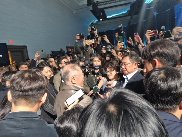 올해 1월 라스베이거스에서 열린 CES 2024에 참석한 현대차그룹 정의선 회장이 기자들의 질문에 답변하고 있다. /박시하 기자