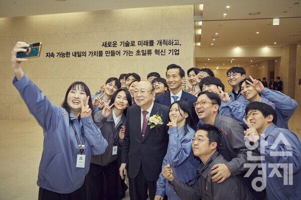 김승연 회장과 김동관 부회장이 직원들과 셀카 촬영을 하고 있다. / 한화그룹