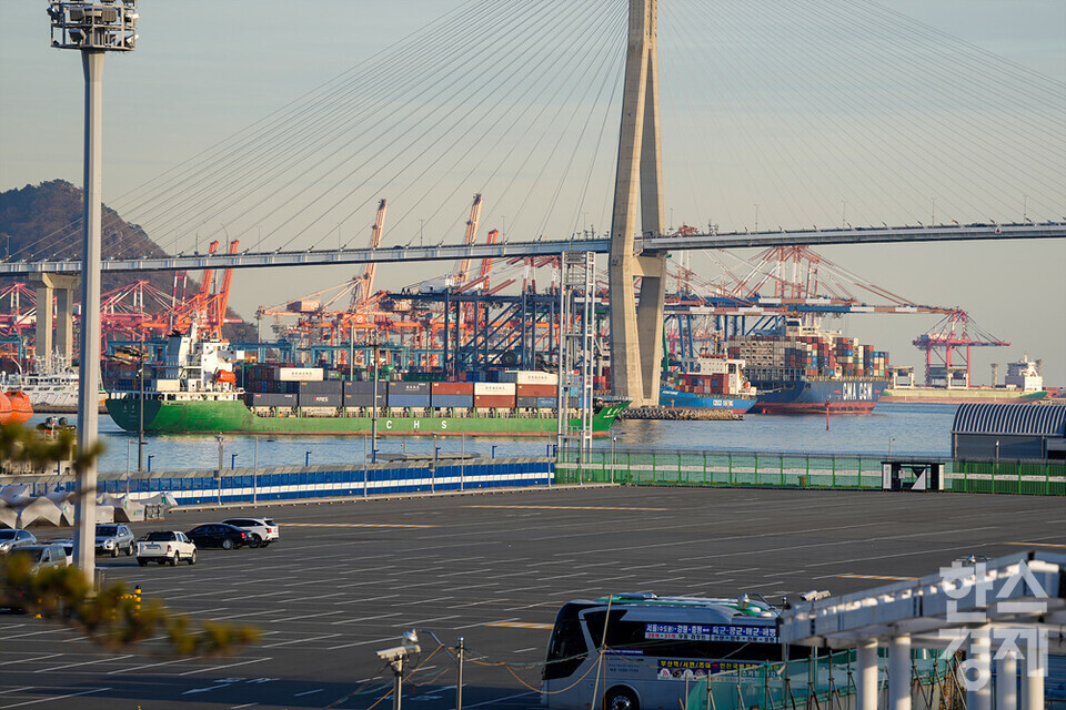 컨테이너를 가득 실은 컨테이너 선박이 9일 오후 부산 북항을 떠나고 있다. /김근현 기자 khkim@sporbiz.co.kr