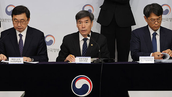 박구연 국무조정실 국무1차장(가운데)이 정부서울청사에서 후쿠시마 오염수 방류 관련 브리핑에 참석해 발언하고 있다. / 연합뉴스. 