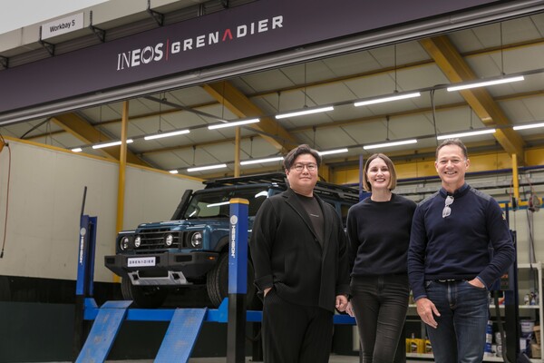 이네오스 그레나디어 서비스 서울_좌 차봇모터스 정진구 대표, 중 이네오스 오토모티브 린 칼더 CEO, 우 이네오스 오토모티브 저스틴 호 . /차봇모터스 제공