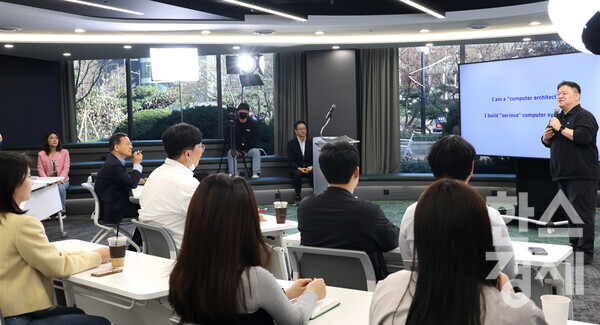 현대그룹 비전포럼 초빙강사로 나선 서울대 김장우 교수가 ‘고성능 시스템 반도체의 진화’를 주제로 강의를 하고 있다. / 현대그룹