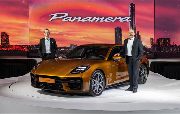  파나메라 터보 E-하이브리드과 함께 토마스 프리무스 포르쉐AG 파나메라 라인 총괄 사장과 홀가 게어만 포르쉐코리아 대표가 기념사진을 촬영하고 있다 / 포르쉐 제공