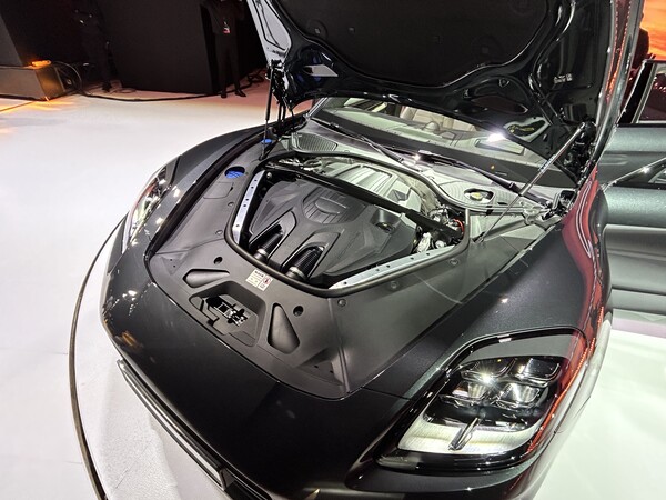  파나메라4 프런트 엔진룸 / 김우정 기자