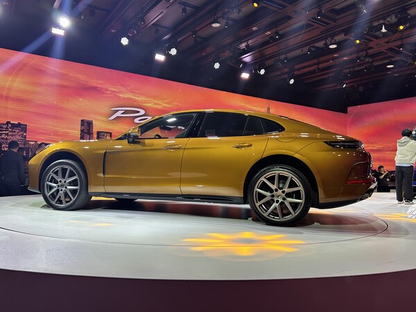 파나메라 터보 E-하이브리드 측면부 / 김우정 기자