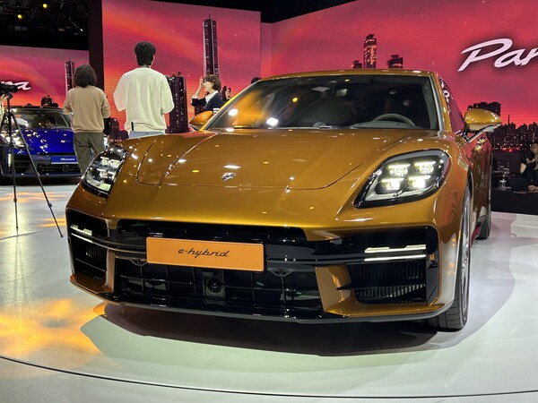 파나메라 터보 E-하이브리드 전면부 / 김우정 기자