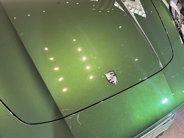 신형 파나메라에 적용된 새로운 포르쉐 크레스트 / 김우정 기자 