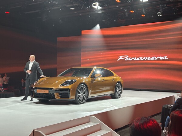 파나메라 터보 E-하이브리드를 소개하고 있는 토마스 프리무스 포르쉐AG 파나메라 라인 총괄 사장 / 김우정 기자