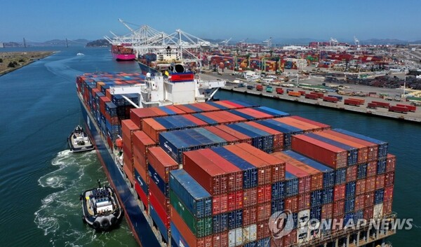 변동성이 큰 글로벌 경제안보 정세에 잘 대응하기 위해서는 기업이 구체적인 정보를 투명하게 전달할 수 있도록 정보 수집과 활용, 처리에 대한 세부 지침이 마련돼야 한다는 지적이다. / 연합뉴스