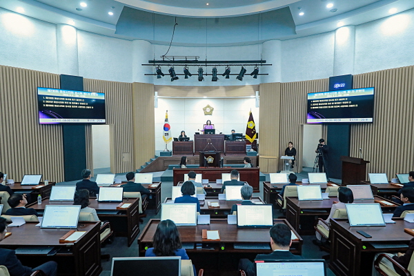 제230회 임시회 제1차 본회의 전경. 화성시의회(의장 김경희)는 2일 오전 10시, 화성시의회 본회의장에서 제230회 임시회 제1차 본회의(4월2일 개회 및 산회)를 개회했다./ 화성시의회 제공