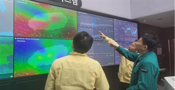 전력거래소, 제주본부 봄철 특별점검 현장사진. 정동희 전력거래소 이사장(가운데)이 직원의 설명을 듣고 있다 / 전력거래소 제공