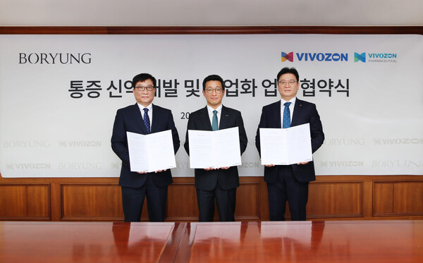 이두현 비보존그룹 이두현 회장(왼쪽), 장부환 비보존제약 대표이사, 장두현 보령 대표(가운데). /비보존그룹 제공