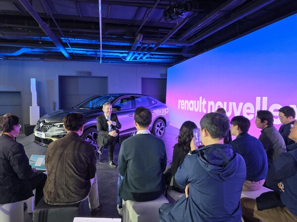 질 비달 르노 브랜드 디자인 총괄 부사장이 인터뷰에서 디자인 철학과 방향성에 대해 이야기 하고 있다. /박시하 기자 