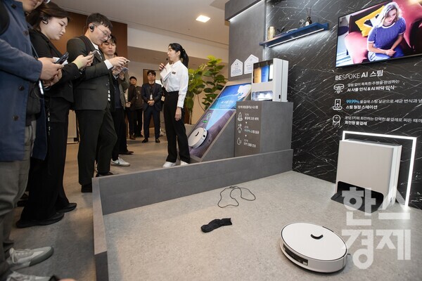 미디어데이 참석자들이 AI 기반으로 연결성과 사용성이 강화된 로봇청소기 신제품을 체험하고 있다. / 삼성전자