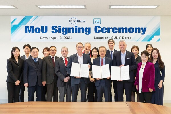 제너럴 모터스(General Motors)는 지난 3일, 인천시 송도에 위치한 한국뉴욕주립대학교에서 해당 교육 기관과 산학협력 업무협약식을 가지며 지역사회 미래 인재 양성에 나섰다. /한국GM 제공