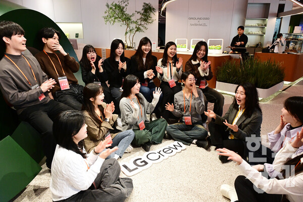 지난 3월 12일 서울 영등포구 '그라운드220'에서 열린 LG크루 4기 발대식에서 크루들이 대화를 나누고 있다. / LG전자