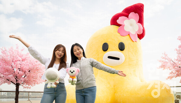 LG유플러스는 오는 14일까지 여의도 일대에서 자사 대표 캐릭터 ‘무너’를 소개하는 초대형 팝업 전시 ‘무너의 봄 피크닉’을 진행한다. / LG유플러스