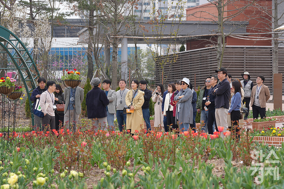 서울대학교 환경대학원 ESG 전문가 과정 제3기 펠로우들이 6일 오전 수원 일월수목원을 답사하고 있다. /최대성 기자 dpdaesung@sporbiz.co.kr 2024.04.06.