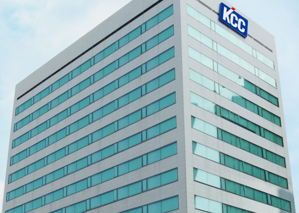 KCC글라스는 경기도 남양주에 위치한 '광성유리산업'과 인천시 서구에 위치한 ‘신화복층유리’가 유리 이맥스클럽 인증을 받아 신규 회원사로 합류하게 됐다고 8일 밝혔다. / KCC