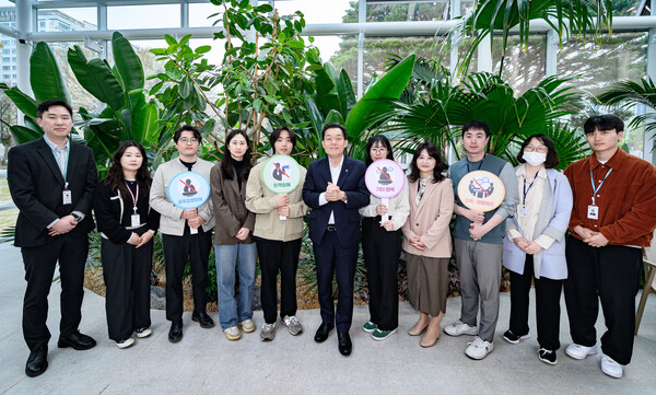 이재준 시장이 8일 수원시청 통합민원실에서 민원을 응대하는 젊은 공직자들을 만났다./ 수원시 제공