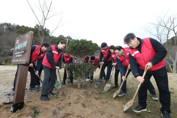 LG생활건강 임직원과 울산 지역사회 관계자들이 지난달 26일 울산 양정동 오치골공원에서 나무를 심고 있다. / LG생활건강 제공. 