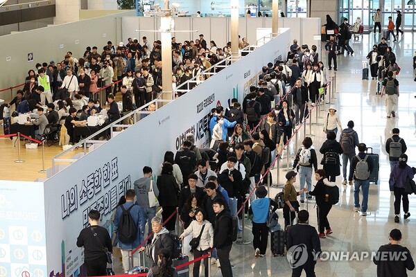 제22대 국회의원선거 사전투표가 시작된 5일 오전 인천공항 제1터미널에 마련된 사전투표소에서 여행길에 나선 유권자들이 투표를 하기 위해 줄을 서 있다 / 연합뉴스 제공